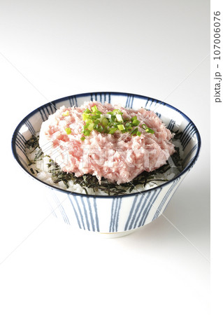 刻み海苔とネギトロの丼ぶりを白背景で単品撮影 107006076