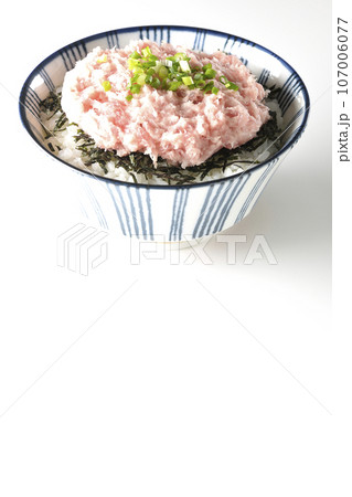 刻み海苔とネギトロの丼ぶりを白背景で単品撮影 107006077