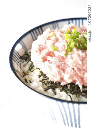 刻み海苔とネギトロの丼ぶりを白背景で単品撮影 刻み海苔とネギトロの丼ぶりを白背景で単品撮影 107006084