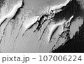 黒と白のペンキ 107006224