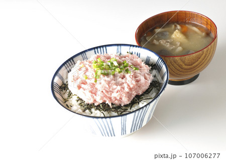 刻み海苔とネギトロの丼ぶりと豚汁のセット 刻み海苔とネギトロの丼ぶりと豚汁のセット 107006277