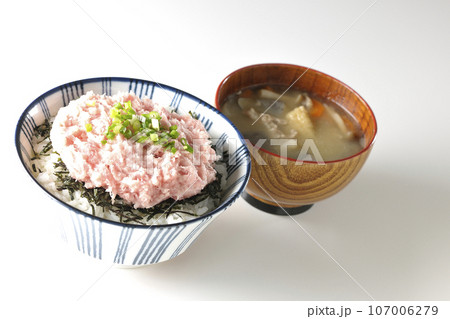 刻み海苔とネギトロの丼ぶりと豚汁のセット 刻み海苔とネギトロの丼ぶりと豚汁のセット 107006279