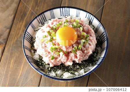 刻み海苔と卵黄とネギトロの丼ぶりを俯瞰撮影 刻み海苔と卵黄とネギトロの丼ぶりを俯瞰撮影 107006412