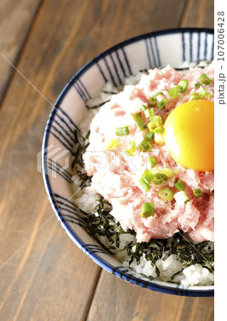 刻み海苔と卵黄とネギトロの丼ぶりを俯瞰撮影 刻み海苔と卵黄とネギトロの丼ぶりを俯瞰撮影 107006428