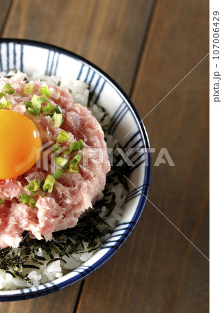 刻み海苔と卵黄とネギトロの丼ぶりを俯瞰撮影 刻み海苔と卵黄とネギトロの丼ぶりを俯瞰撮影 107006429