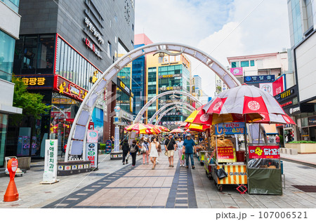 プサン　BIFF広場　※一部ソフトフォーカス 107006521