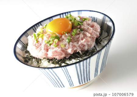 刻み海苔と卵黄とネギトロの丼ぶりを白背景で撮影 107006579