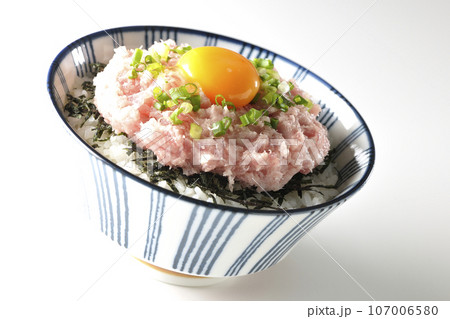 刻み海苔と卵黄とネギトロの丼ぶりを白背景で撮影 107006580