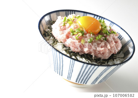 刻み海苔と卵黄とネギトロの丼ぶりを白背景で撮影 107006582