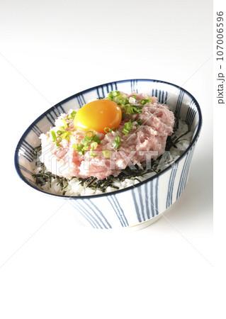 刻み海苔と卵黄とネギトロの丼ぶりを白背景で撮影 刻み海苔と卵黄とネギトロの丼ぶりを白背景で撮影 107006596
