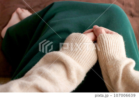 手足が冷える女性の冷え性イメージ画像 107006639