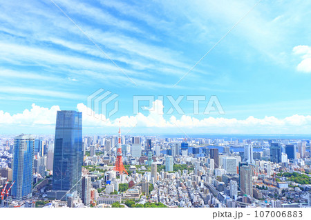 東京都、東京の街並みと東京タワーの風景 107006883