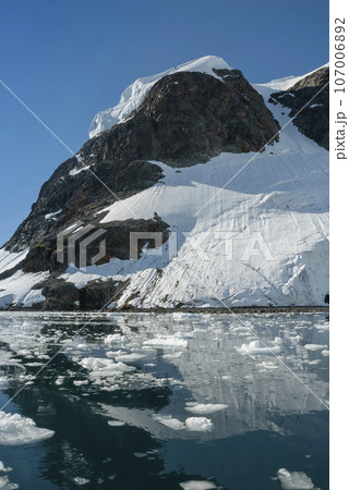 Glaciers and mountains in Paradise bay,  peninsula, Antartica.. 107006892