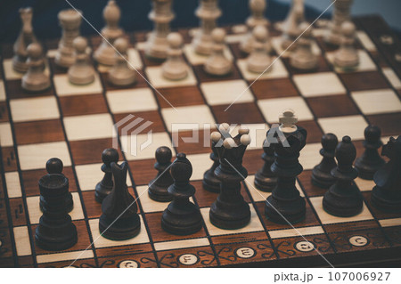 木製のチェス 107006927