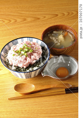 刻み海苔と卵黄とネギトロの丼ぶりと豚汁 107007170