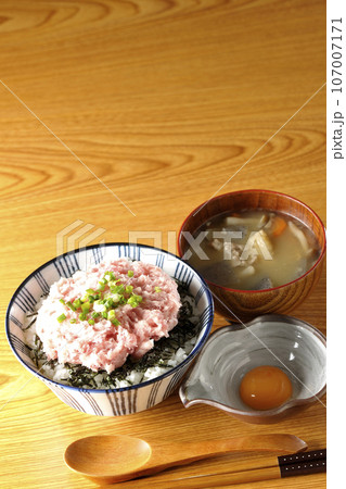 刻み海苔と卵黄とネギトロの丼ぶりと豚汁 107007171