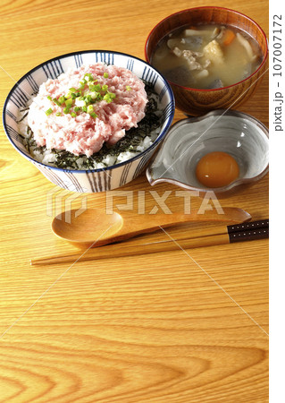 刻み海苔と卵黄とネギトロの丼ぶりと豚汁 刻み海苔と卵黄とネギトロの丼ぶりと豚汁 107007172