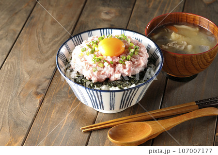 刻み海苔と卵黄とネギトロの丼ぶりと豚汁 刻み海苔と卵黄とネギトロの丼ぶりと豚汁 107007177