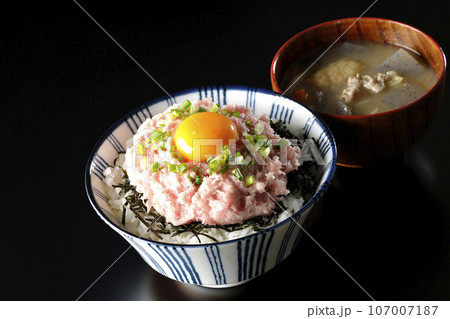 刻み海苔と卵黄とネギトロの丼ぶりと豚汁 刻み海苔と卵黄とネギトロの丼ぶりと豚汁 107007187