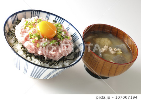刻み海苔と卵黄とネギトロの丼ぶりと豚汁 刻み海苔と卵黄とネギトロの丼ぶりと豚汁 107007194