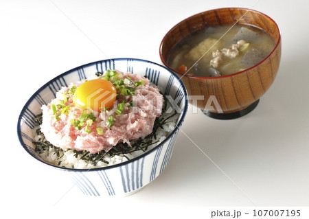 刻み海苔と卵黄とネギトロの丼ぶりと豚汁 刻み海苔と卵黄とネギトロの丼ぶりと豚汁 107007195