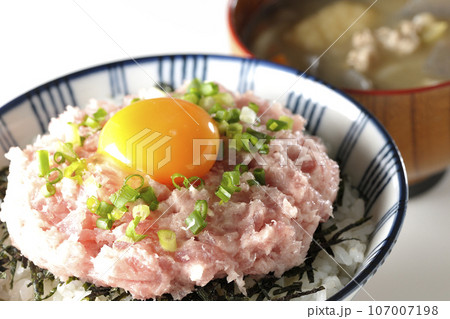 刻み海苔と卵黄とネギトロの丼ぶりと豚汁 刻み海苔と卵黄とネギトロの丼ぶりと豚汁 107007198