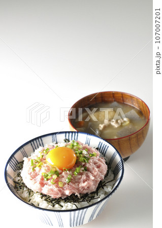 刻み海苔と卵黄とネギトロの丼ぶりと豚汁 107007201