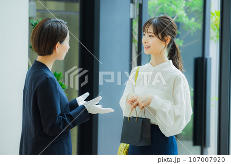 女性　ショッピング　 107007920