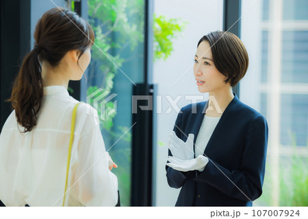 女性　ショッピング　 107007924