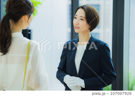 女性　ショッピング　 107007926