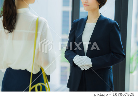 女性　ショッピング　 107007929