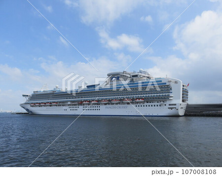 港に停泊する豪華客船 港に停泊する豪華客船 107008108