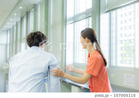 医療イメージ　リハビリ　 107008118