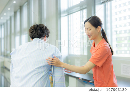 医療イメージ　リハビリ　 107008120