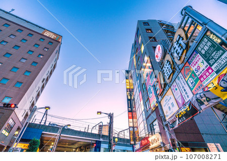 日本の東京都市景観 航空機上空通過。脱コロナ、赤羽駅前の飲み屋街などを望む。新たな時代へ=9月18日 日本の東京都市景観 航空機上空通過。脱コロナ、赤羽駅前の飲み屋街などを望む。新たな時代へ=9月18日 107008271