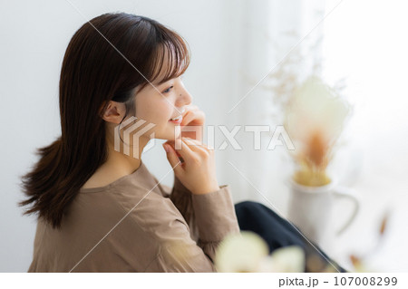 茶色のブラウスの女性 107008299