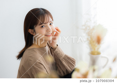 茶色のブラウスの女性 107008304