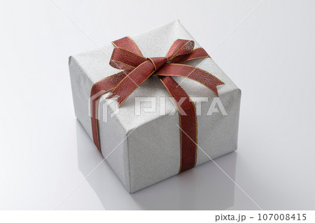 キラキラとしたシルバーのクリスマスプレゼント 107008415