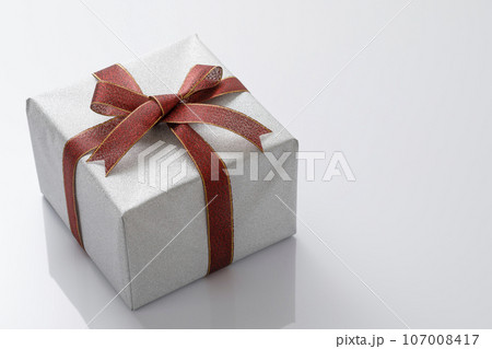 キラキラとしたシルバーのクリスマスプレゼント 107008417