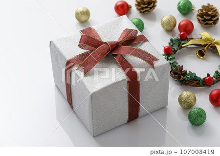 キラキラとしたシルバーのクリスマスプレゼント 107008419