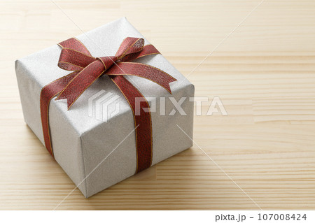 キラキラとしたシルバーのクリスマスプレゼント 107008424