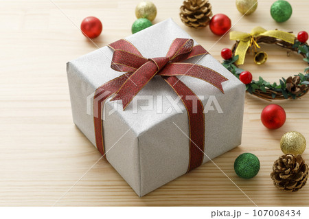 キラキラとしたシルバーのクリスマスプレゼント 107008434