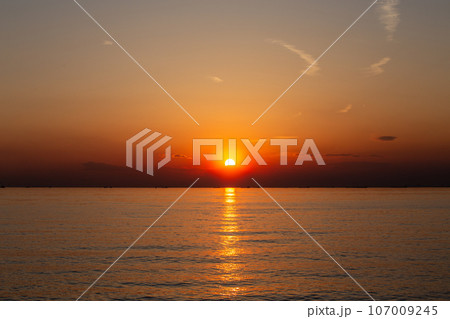 ダイヤモンド富士 - 富士山に3分の1隠れた夕日 107009245