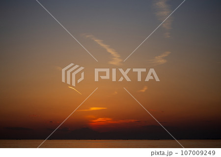夕焼けと青空のグラデーション 夕焼けと青空のグラデーション 107009249