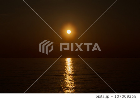 東京湾に沈みゆく夕陽 東京湾に沈みゆく夕陽 107009258