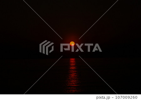 紅の夕日と輝く海 107009260