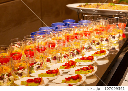 ビュッフェ形式のパーティー料理  ホテル宴会場 パーティー会場 107009561