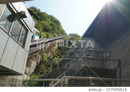 宮ケ瀬ダム山麓側から見上げたケーブカーの線路 107009818