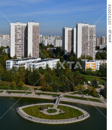 City landscape with Mikhailovsky pond in Zelenograd in Moscow, Russia City landscape with Mikhailovsky pond in Zelenograd in Moscow, Russia 107010058