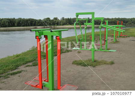 Street sports ground on the banks of the river, the bar for sports activities 107010977